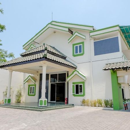 Hotel Taman Indah Madiun Eksteriør bilde