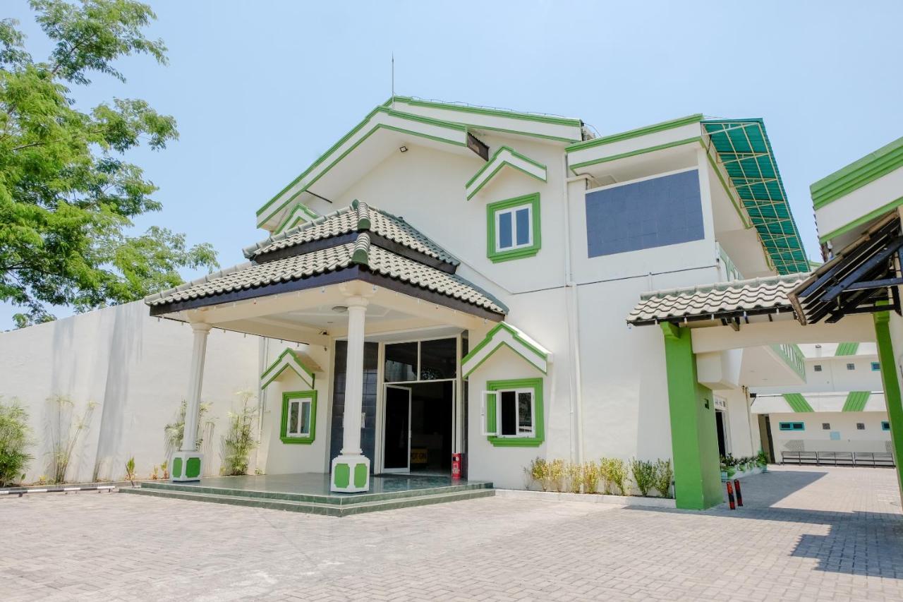 Hotel Taman Indah Madiun Eksteriør bilde